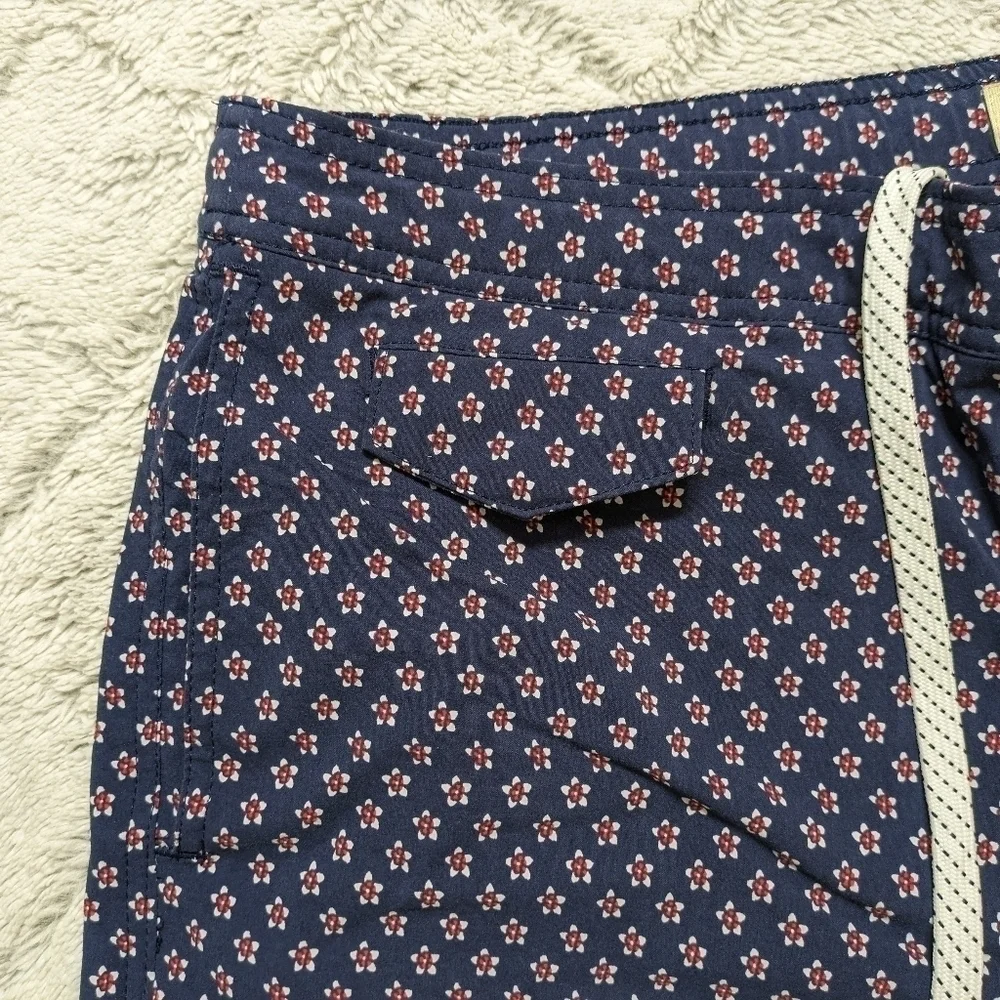 J. Crew Pool Shorts Mens 38 Navy Blue Floral Eco Mesh Lining Zip Back Pocket